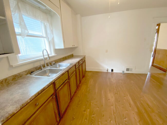 Foto del edificio - 529 Clarendon Ave NW