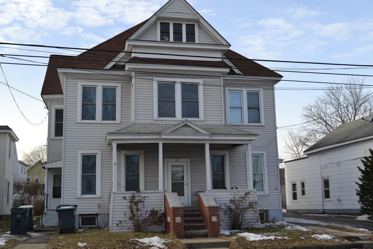 Primary Photo - 135 N Main St