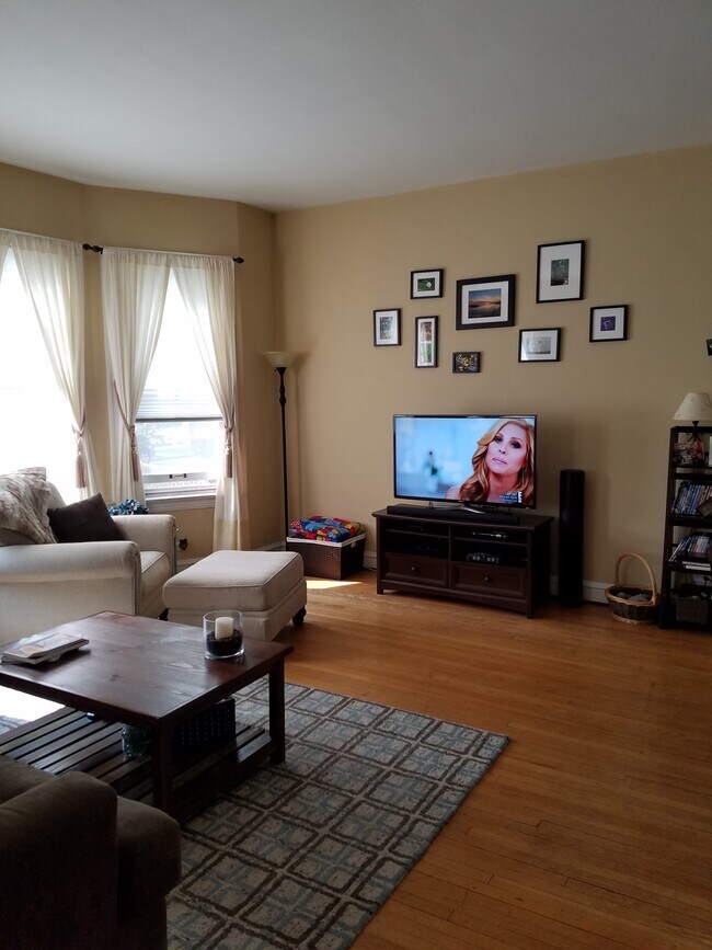 Sala de estar con vista al norte - 320 Home Ave