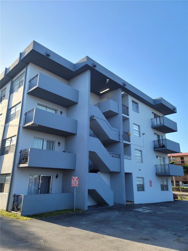 Foto principal - 495 NW 72nd Ave