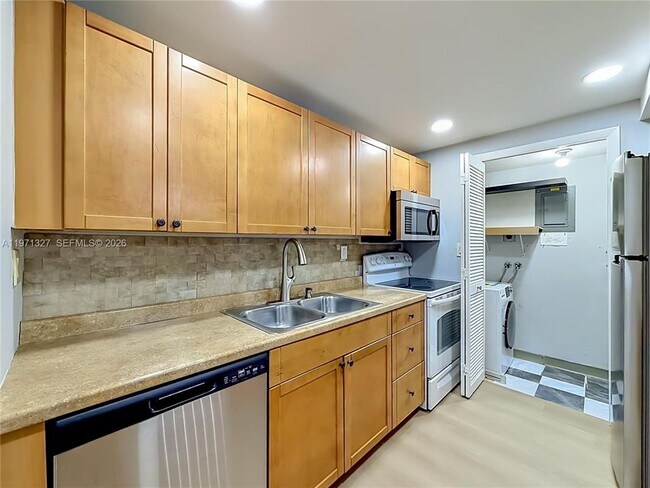 Building Photo - 210 Lakeview Dr