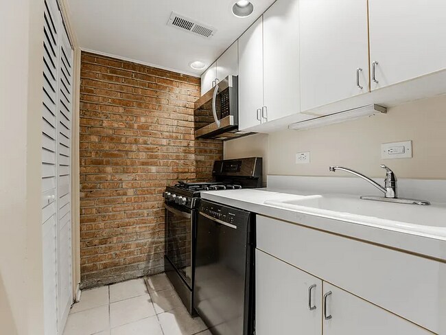 Foto del edificio - 713 W Diversey Pkwy