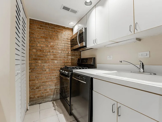 Building Photo - 713 W Diversey Pkwy