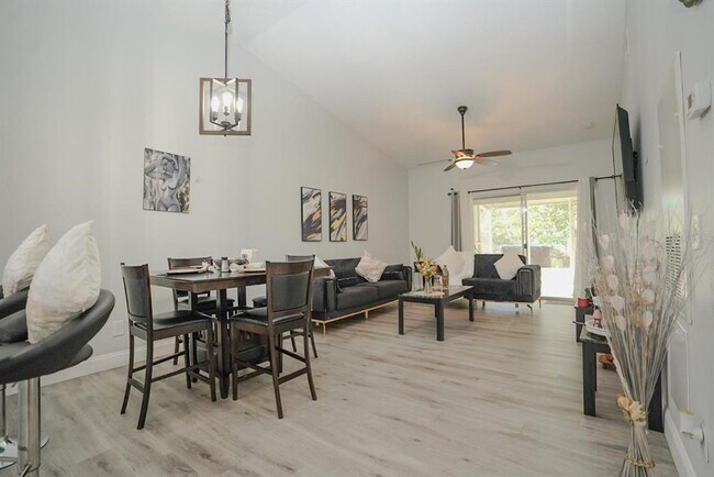 Foto del edificio - 14768 Laguna Beach Cir