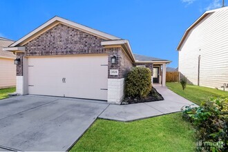 Building Photo - 1525 Treeta Trail