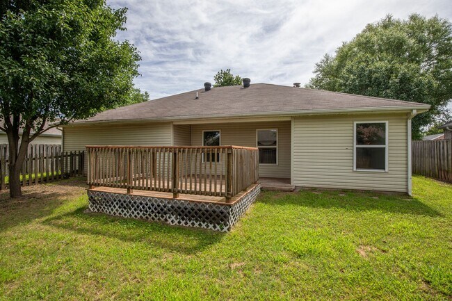Building Photo - ***902 Sandrock Road***