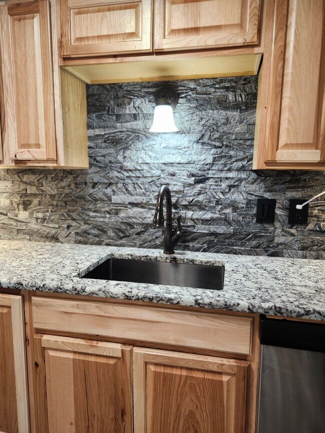Building Photo - 4 bed 2 bath plus office