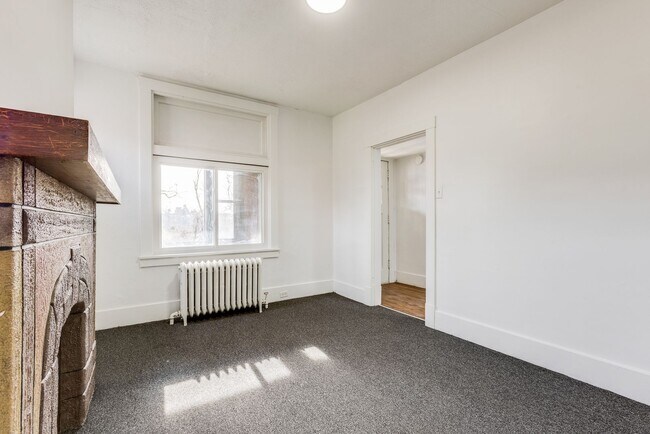 Foto del edificio - Available NOW Section 8 Property - Traditional style 4+ bed home w/ updated appliances & garage!