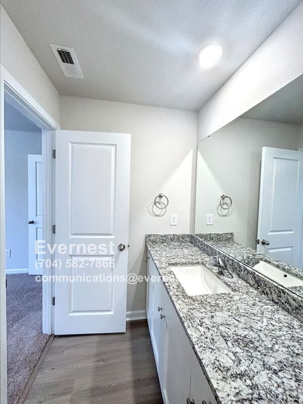 Foto del edificio - 2166 Willow Gln Dr