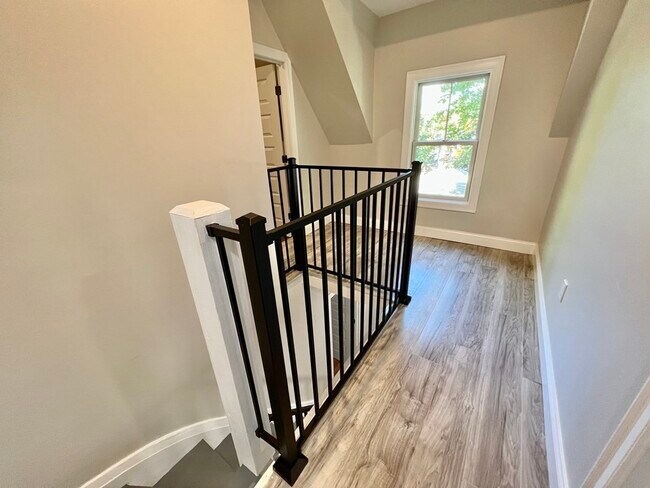 Building Photo - 6 La Grange Pl