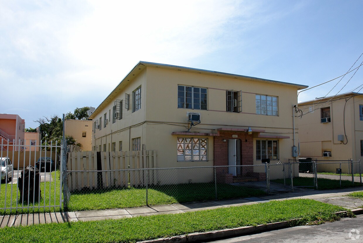 7th Ave Apartments - 221 NW 7th Ave