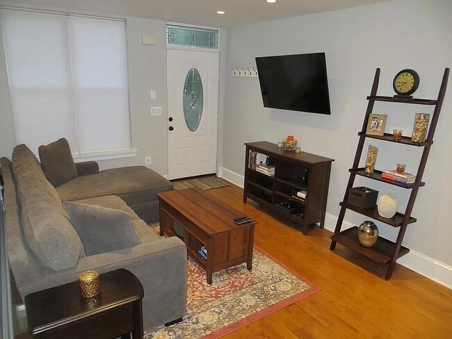 Photo - 1639 Carpenter St House