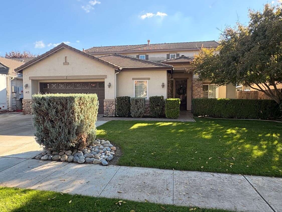 Building Photo - Lovely 5 Bedroom Home