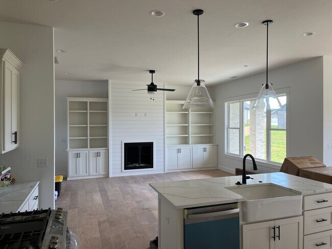 Foto del edificio - Beautiful One-Year-Old 4 bedroom, 2 bath home on a cul-de-sac in the exclusive Lion's Gate neighb...