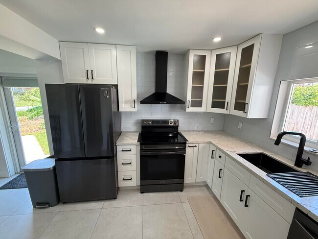 Building Photo - 5814 SE Orange Blossom Trail