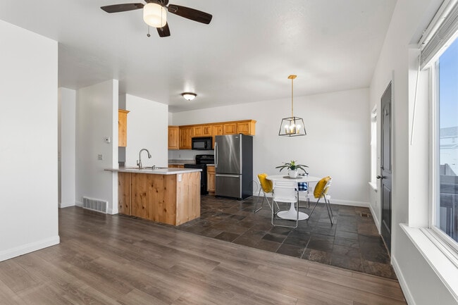 Building Photo - 2037 E Cedar Trails Wy