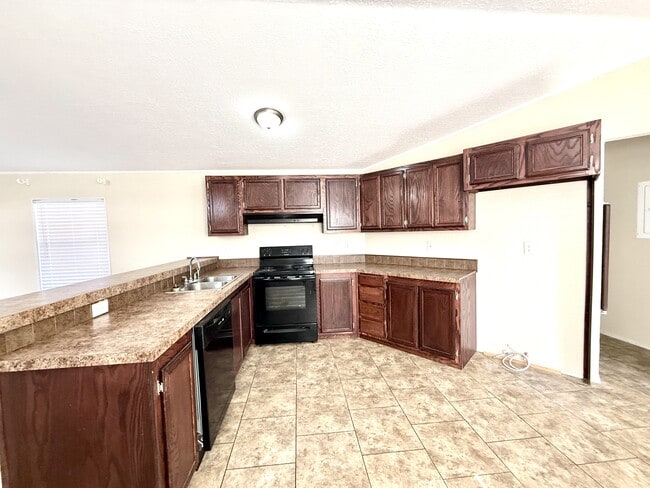 Building Photo - 291 Golden Dr