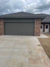 Building Photo - 1320 Brooks Dr