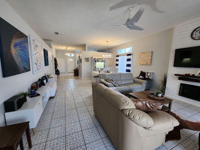 Building Photo - Beautifully Furnished Seagate Home on the ...