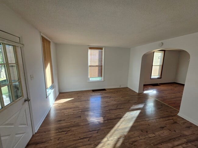 Building Photo - 3 bedroom house FOR RENT