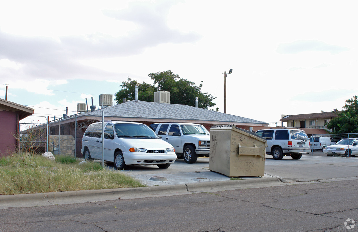 Building Photo - 8944 Roberts Dr