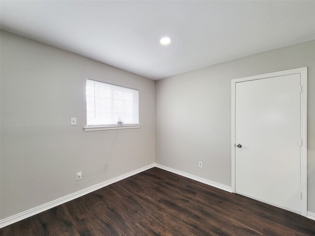 Foto del edificio - 6439 Oaknut Dr