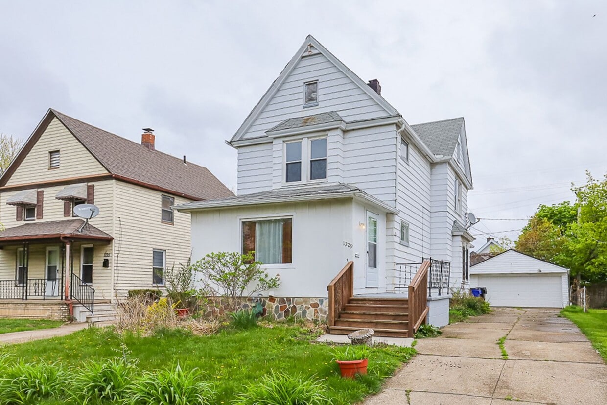 Foto principal - Spacious 3 bedroom/1 bath Single house! Ga...