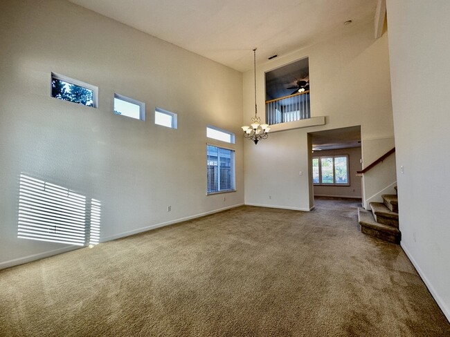 Foto del edificio - 689 Regency Park Cir