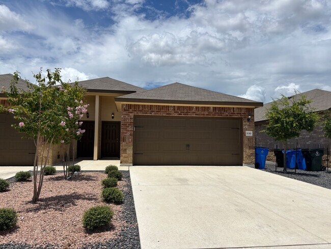 Foto del edificio - Luxury Duplex in Seguin with 3-bed, 2-bath...