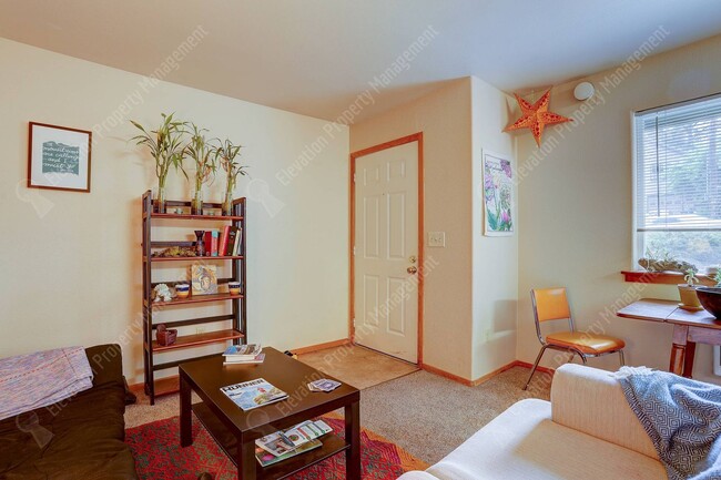 Foto del edificio - Bright corner 2 BR unit in amazing westsid...