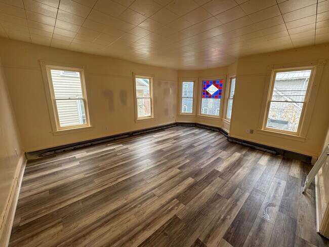 Foto del edificio - "Charming 2-Bedroom Apartment with Bonus Storage Space in Herndon, PA!"