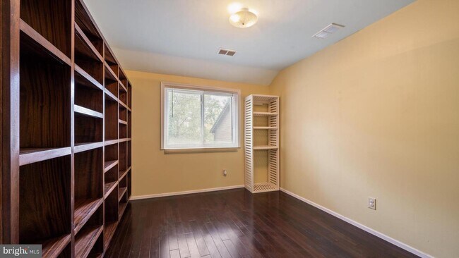 Building Photo - 252 Sayre Dr
