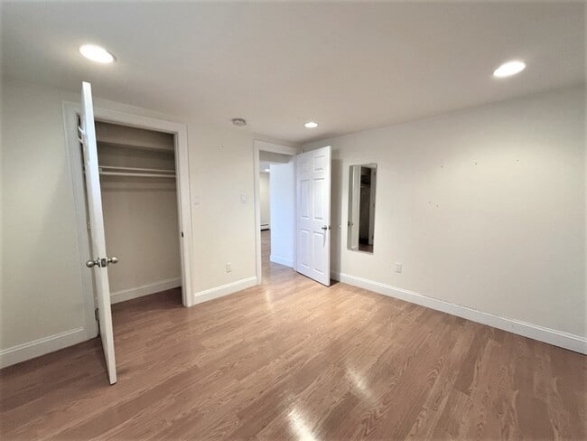 Building Photo - 146 Hibbert St