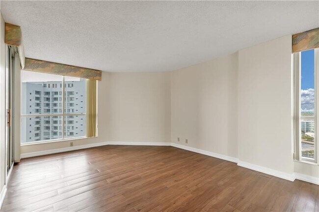Foto del edificio - 6767 Collins Ave