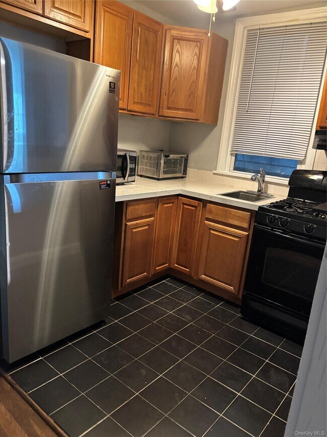 Foto del edificio - 145 New Hyde Park Rd