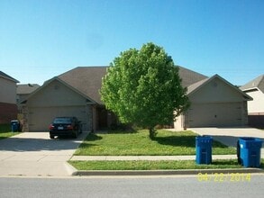 Building Photo - 3103 SW Deerfield Blvd