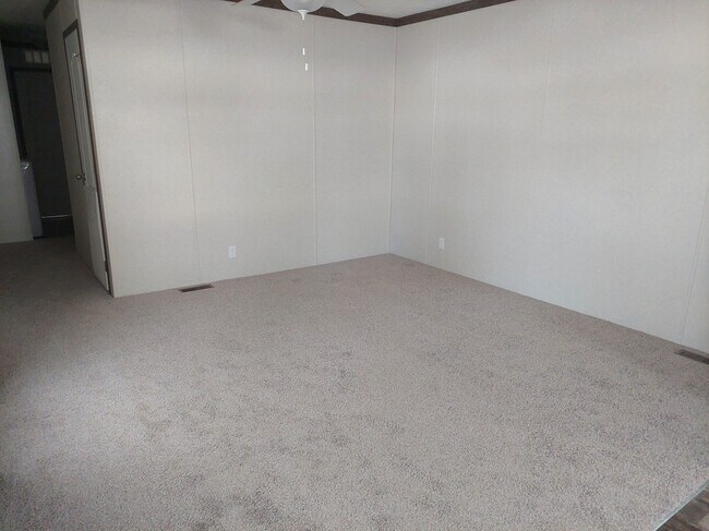 Building Photo - 261 Tulip Ln