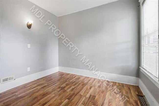 Building Photo - 822 Jackson St