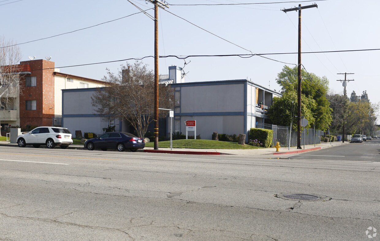 Primary Photo - 7100 Woodman Ave