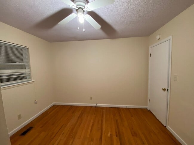 Building Photo - 3 Bedroom 1 Bathroom House with carport on...