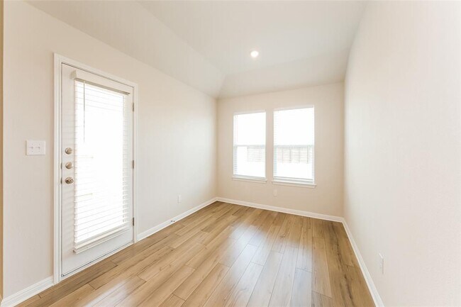 Foto del edificio - 1021 Round Bale Rd