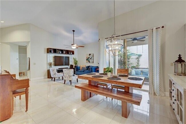 Foto del edificio - 8171 Hampton Wood Dr