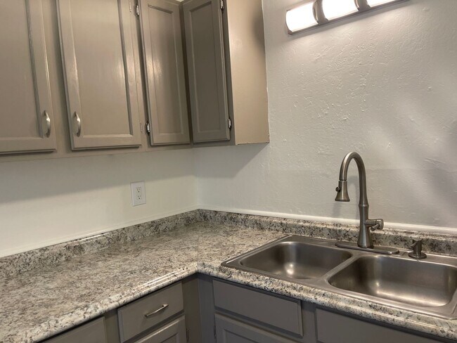 Building Photo - Adorable 2 bedroom Home