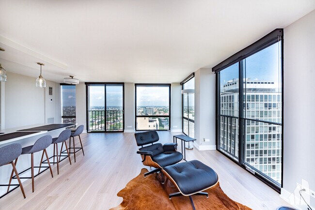 Foto del edificio - Breathtaking 2 bed, 2 bath condo with Elev...