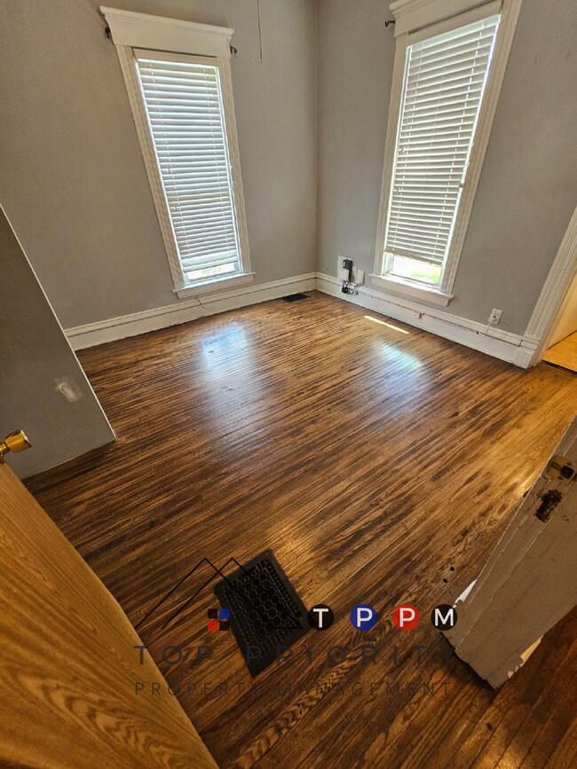 Foto del edificio - 3 Bedroom | 1.5 Bath Apartment in Cedar Fa...