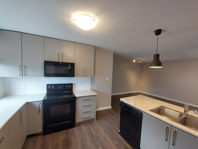 Building Photo - 333 Rosedale Dr