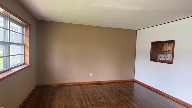 Foto del edificio - Freshly Updated Rancher w/ Detached Garage!!