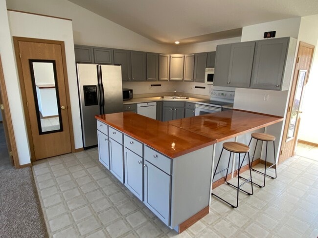 Kitchen - 4707 Twain St