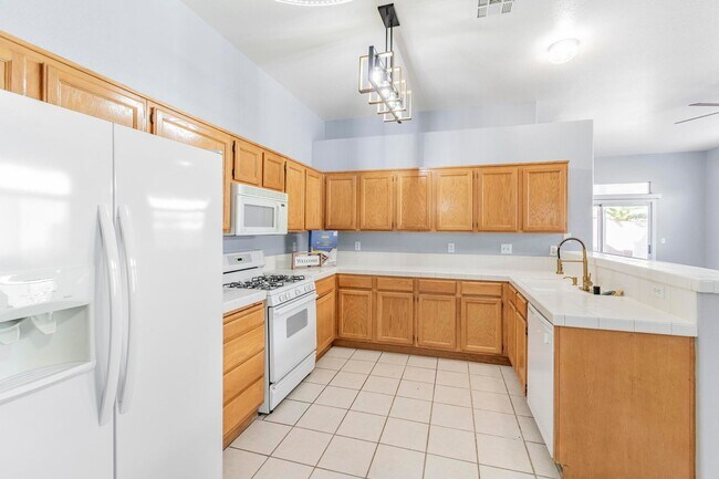 Foto del edificio - Upgraded 4BR Henderson Home | New Floors | Gated Community | 2-Car Garage