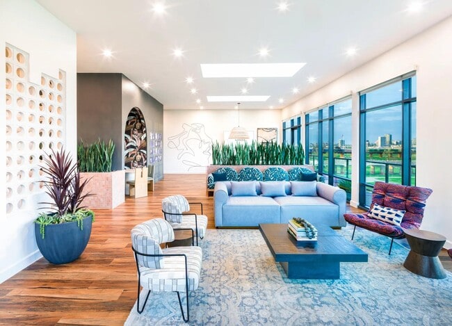 Unobstructed skyline views from your rooftop solarium in downtown Dallas. - Modera Trinity